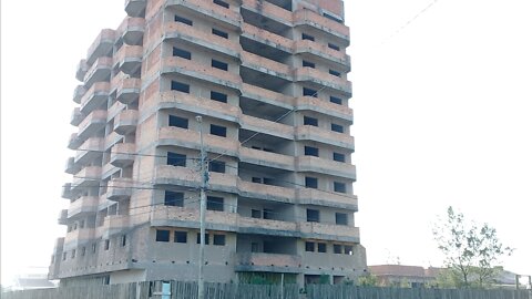 Prédio abandonado tem 9 andares com 35 apartamentos em Mariápolis/RS a beira mar