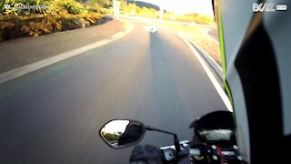 Motociclista neozelandês é surpreendido por carro em contramão!