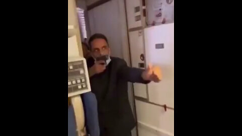 Air marshal was compelled to draw weapon after passengers attempted to enter the cockpit.