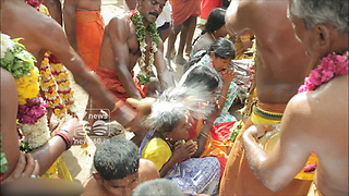 ഈ ക്ഷേത്രത്തില്‍ സൂക്ഷിച്ചോ...തേങ്ങ തലയിലെറിഞ്ഞ് പൊട്ടിയ്ക്കും