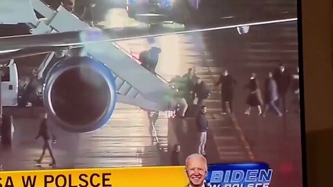 Pessoa cai da rampa do avião presidencial Air Force One no qual Biden chegou à Polônia