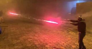 Deux amis se battent en duel avec des feux d'artifice
