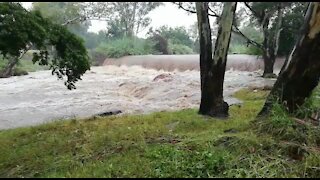 Rain causes flash flooding in Johannesburg (Z7b)