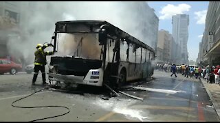Bus catches fire in Pretoria, draws scores of onlookers (xUs)