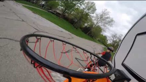 Il marque un incroyable panier avec un frisbee