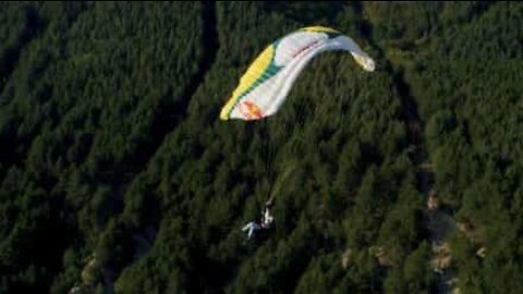 Paraglider performs breathtaking acrobatic maneuvers