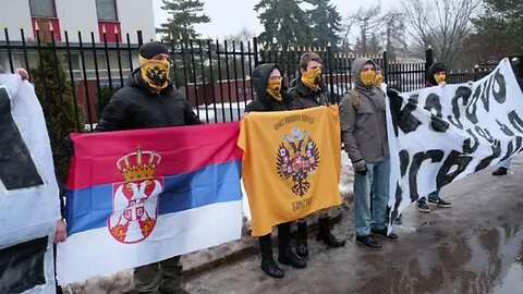 Ruski Aktivisti izasli sa zastavama u podrsku Srbiji