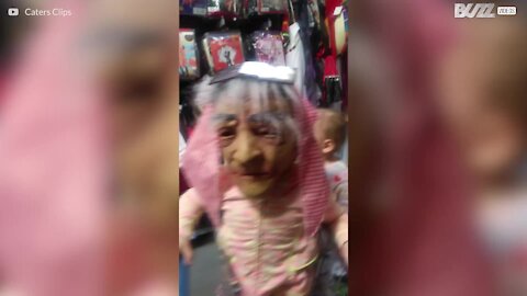 Une petite fille effrayée par les masques d'Halloween