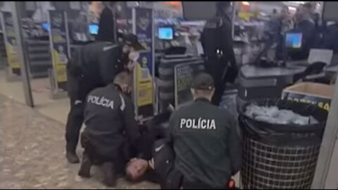 Zásah slovenské policie v supermarketu LIDL proti odmítačům roušek