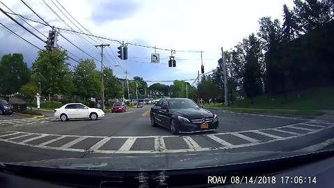 Distracted Driver Runs Red Light After 6 Seconds