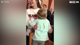 Cette adorable petite fille offre des câlins dans une église
