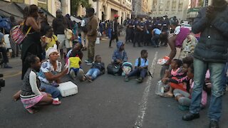 SOUTH AFRICA - Cape Town - Refugees removed from outside Central Methodist Mission (Video) (WmK)