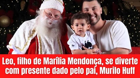 Leo, filho de Marília Mendonça, se diverte com presente dado pelo pai, Murilo Huff -ÚLTIMAS NOTÍCIAS
