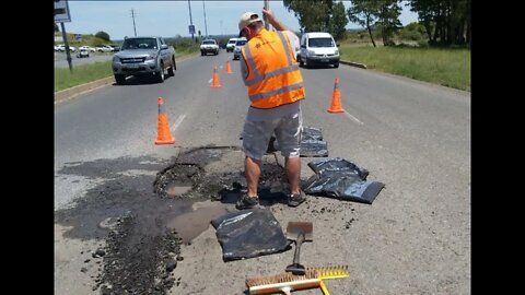 SAUK Nuus: Plaaslike Infrastruktuur is Nou Dodelik, Munisipaliteite, Skole, Polisie Stasies Bankrot!