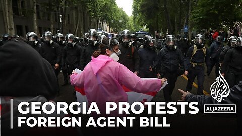 Georgia passes 'foreign agent' bill: Riot police face off against protesters