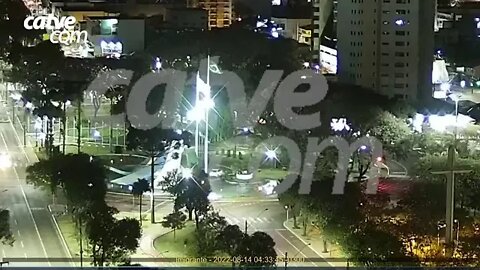 Carro desgovernado atravessa o chafariz da Praça do Migrante em Cascavel