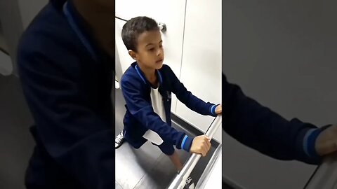 Vejam a reação do meu filho andando de metrô pela primeira vez