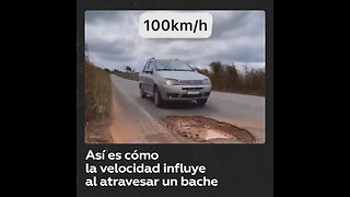 La diferencia entre atravesar un bache lentamente o a gran velocidad