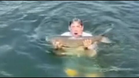 Dad Jumps in the Water to Catch Huge Fish for his Kids