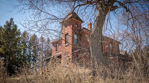 Creepy Abandoned Victorian Home with a Hidden Staircase