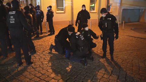 Germany: Police enforce COVID regulations at rally in Saxony town of Bautzen - 30.11.2021