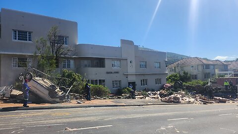 Accident involving heavy-duty articulated vehicle on Kloof Street, Cape Town