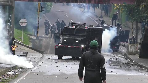 Colombia: Police fire water cannons at student protesters outside Bogota’s District University