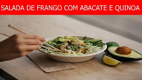 Salada de Frango com Abacate e Quinoa.