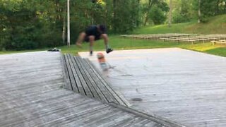 Skate bate na cara de jovem após manobra
