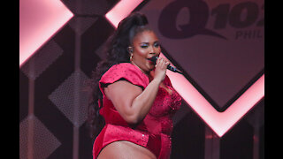 Lizzo wears $8 lashes to the Grammy Awards