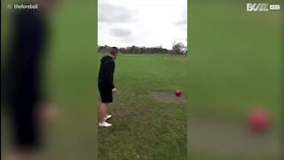 Cette partie de "footgolf" finit par une jolie chute