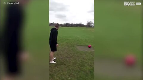 Cette partie de "footgolf" finit par une jolie chute