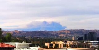 Time-lapse shows huge cloud of smoke in California