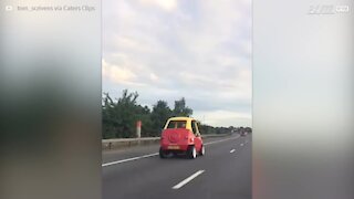 Motorista dirige carro de brincar em plena rodovia!