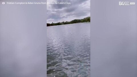 Jovem cai dentro de lago e sai de lá com um peixe na mão! -1