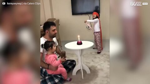 Ce père aide sa fille avec son tour de magie, à son insu