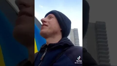 How it looks like to walk around Moscow with Ukrainian flag