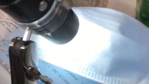 Mikroskop zachytil morgellona na chirurgické roušce, ten se začal hýbat, když se na něj dýchlo!