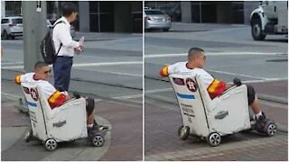 In giro su una sedia hoverboard per le strade del Texas