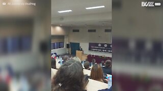 Gato curioso invade palestra cheia de alunos