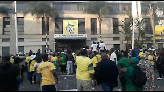 WATCH: Police, supporters of criminally charged Durban mayor clash in city (oZZ)