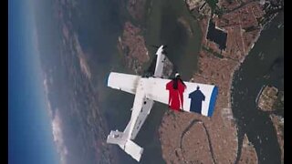 Fallskjermhoppere svever farlig nær et fly