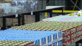 Vegas food bank, utility companies assist federal workers during gov't shutdown