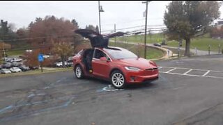 Tesla Model X blinkar i takt till julmusiken