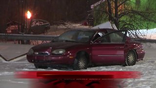 Man dies after crash in Lansing