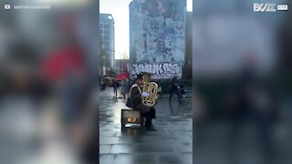 Cet artiste de rue crache du feu... avec un tuba !