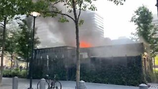 Morador filma incêndio da Starbucks em Filadélfia