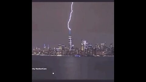 Lightning BOLT ⚡ Strikes One World Trade Center during a THUNDERSTORM in New York City today 4/2023