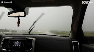 In auto durante una terribile tempesta