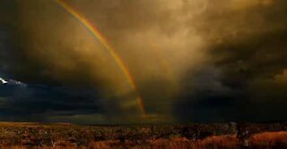 Fantastisk dobbel regnbue under en storm i Australia